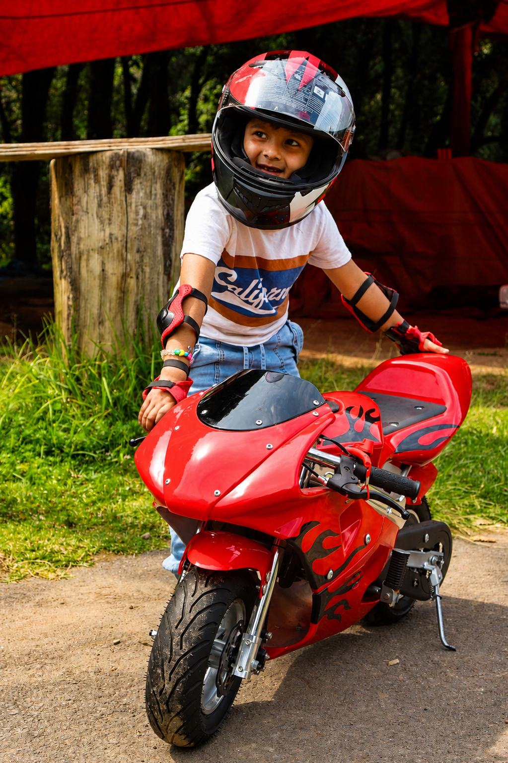 Piloto Shahoma disfrutando una minimoto